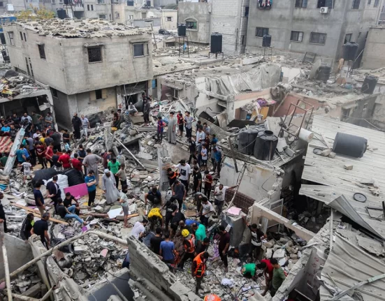 آتش‌بس غزه People search through buildings destroyed during Israeli air raids in the southern Gaza Strip on Oct. 29.Photographer: Ahmad Hasaballah/Getty Images